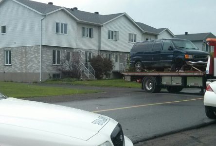 Une camionnette fonce dans une maison