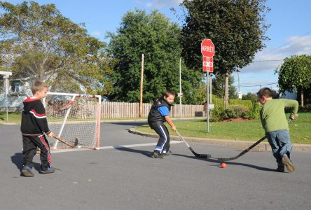 Des conseillers municipaux réclament un projet pilote de hockey de rue