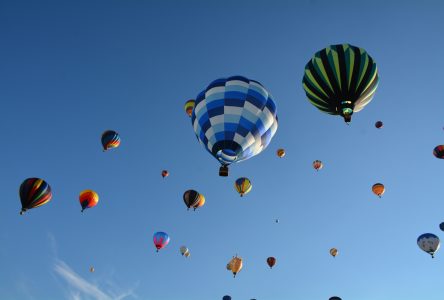 Les montgolfières dans le ciel samedi