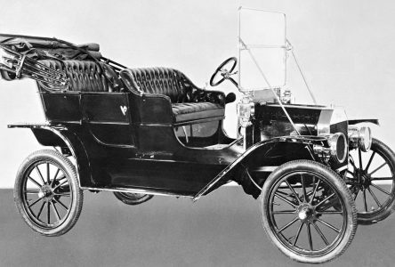 1er octobre 1908 – La 1re Ford modèle T sort de l’usine et Buick est racheté par GM
