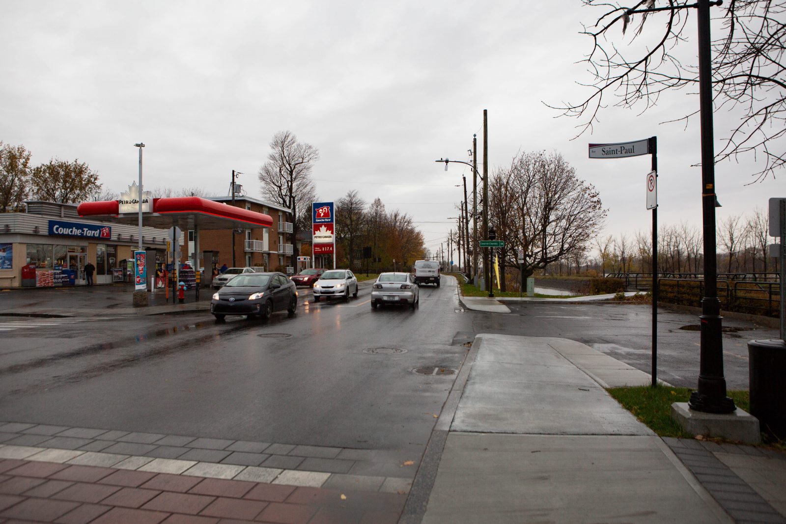 Piste cyclable: une citoyenne propose de fermer une voie de la rue Champlain