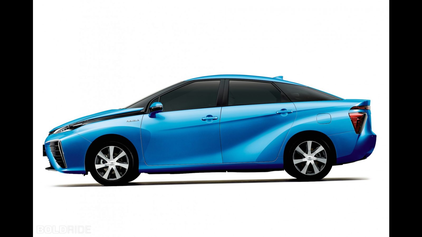 2 décembre 2002 – Toyota présente son premier véhicule à pile à combustible
