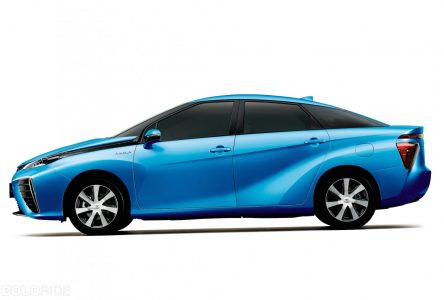 2 décembre 2002 – Toyota présente son premier véhicule à pile à combustible