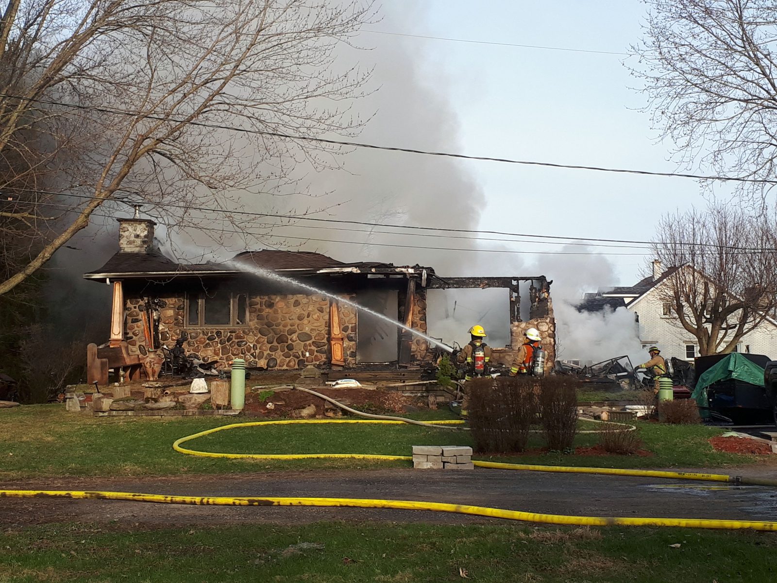 Une résidence détruite par les flammes à Sabrevois