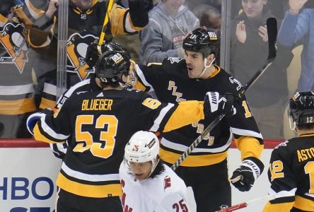 Sydney Crosby et les Penguins s’imposent face aux Hurricanes
