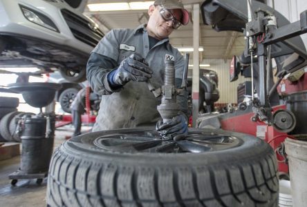 Québec: le retrait des pneus d’hiver sur les véhicules sera permis mercredi
