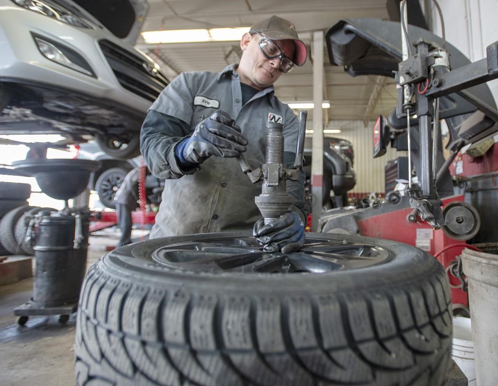Québec: le retrait des pneus d’hiver sur les véhicules sera permis mercredi