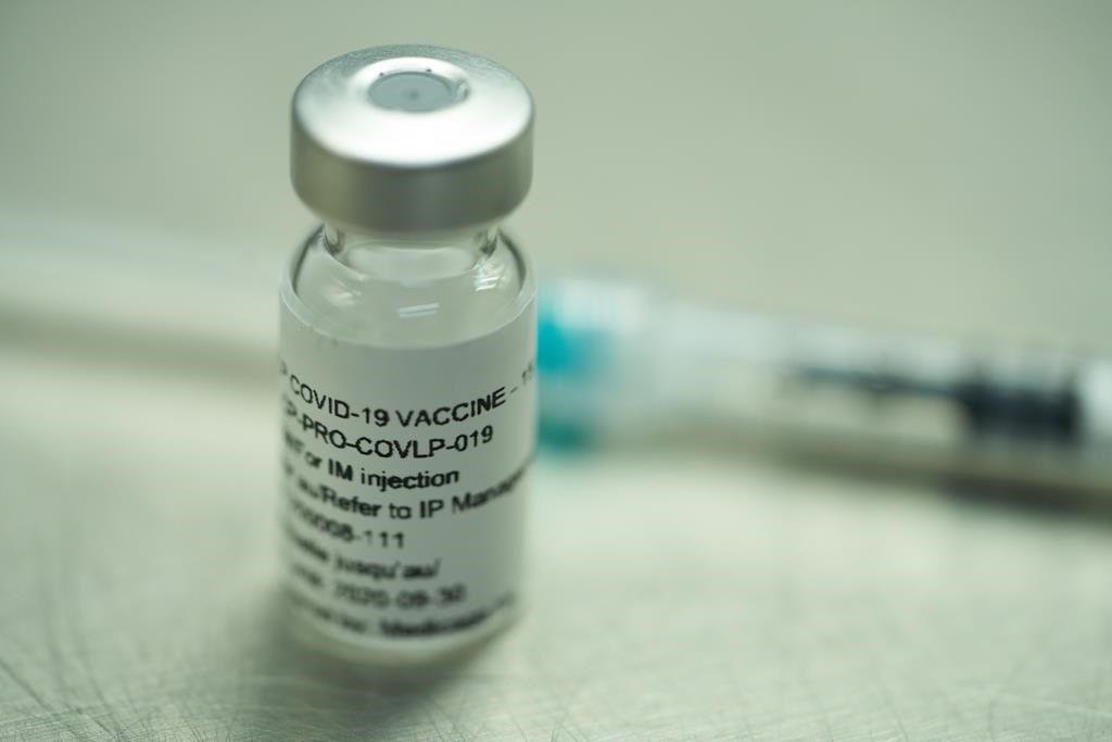 Vaccination: les dons du Canada ralentis par la logistique, selon le ministre Sajjan