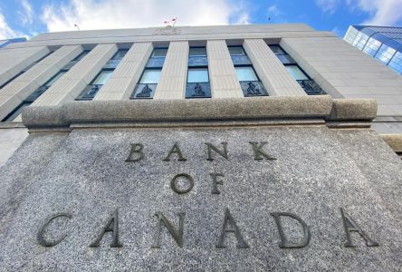 La Banque du Canada relève son taux directeur à 1,0 % et prévoit d’autres hausses