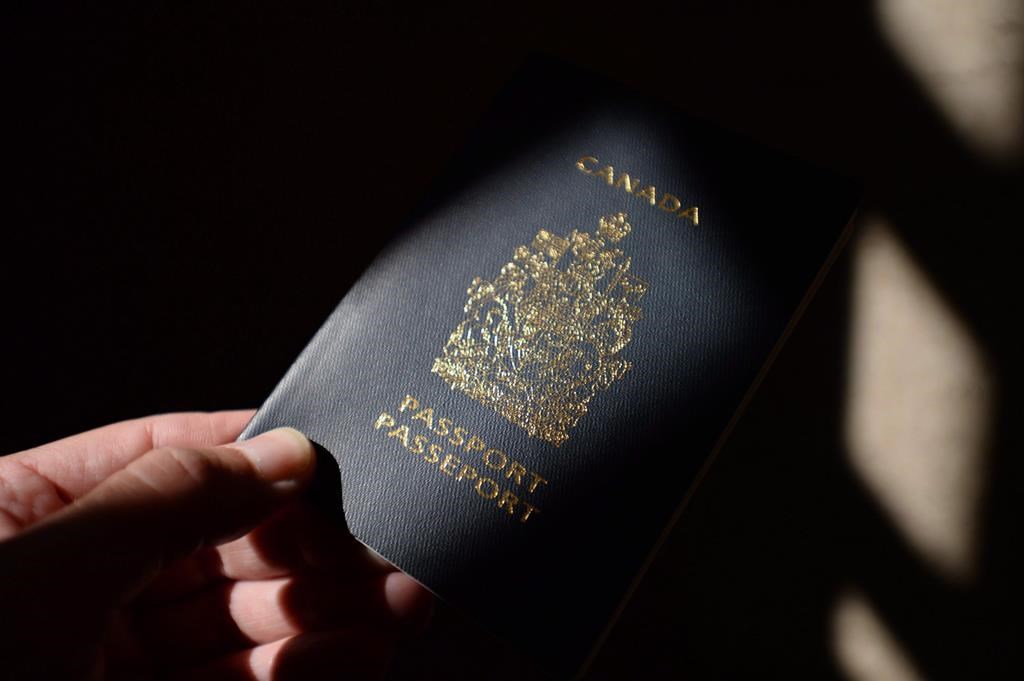 Renouvellement des passeports: des Canadiens craignent de manquer leur voyage