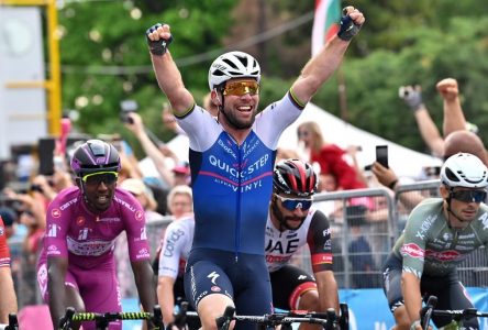 Le Britannique Mark Cavendish remporte la troisième étape du Tour cycliste d’italie