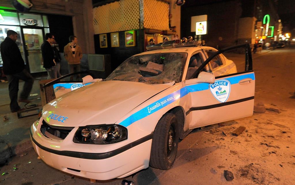 Montréal: un policier qui a été visé par des projectiles jeudi n’a pas été blessé