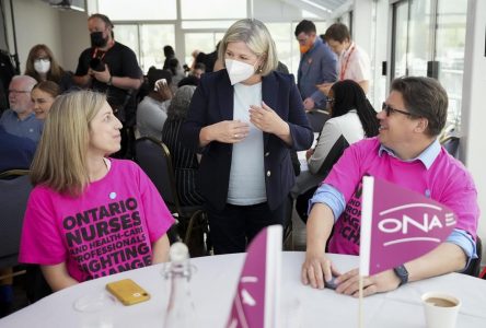 Trois chefs de partis en Ontario promettent d’abroger le plafonnement des salaires