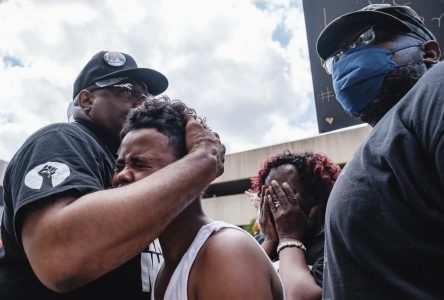 É-U: une vidéo montre que la police tue un homme noir sous une rafale de coups de feu