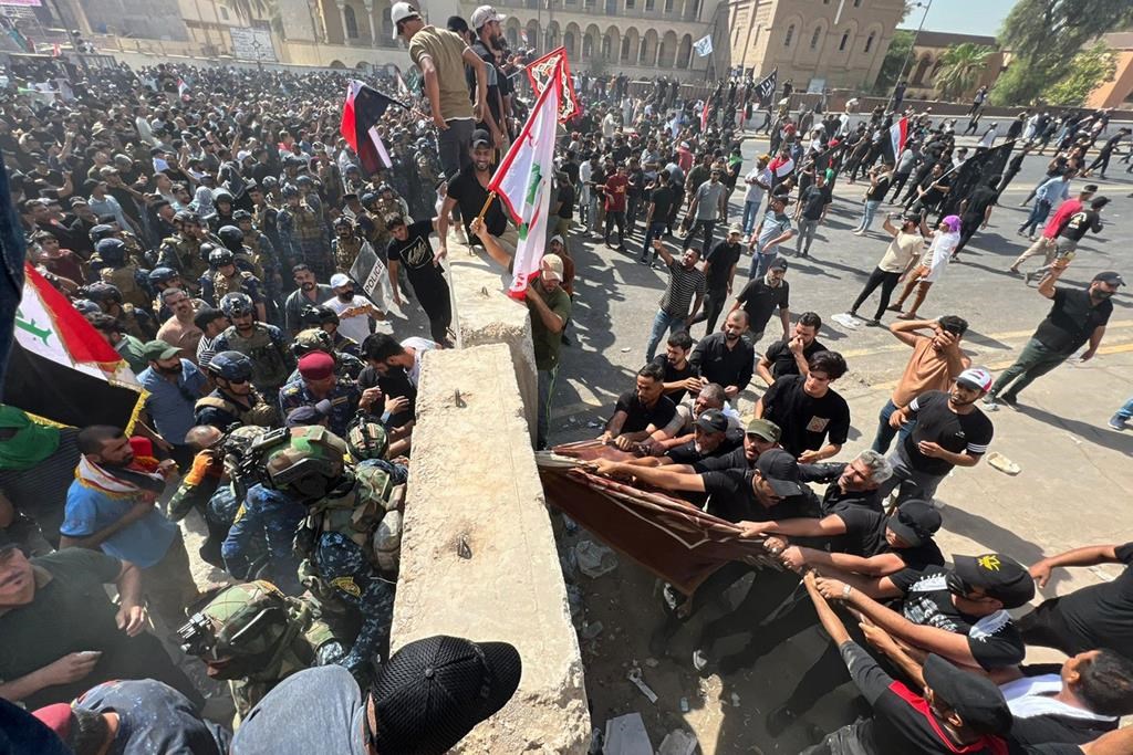 Des manifestants irakiens pénètrent dans le bâtiment du parlement à Bagdad