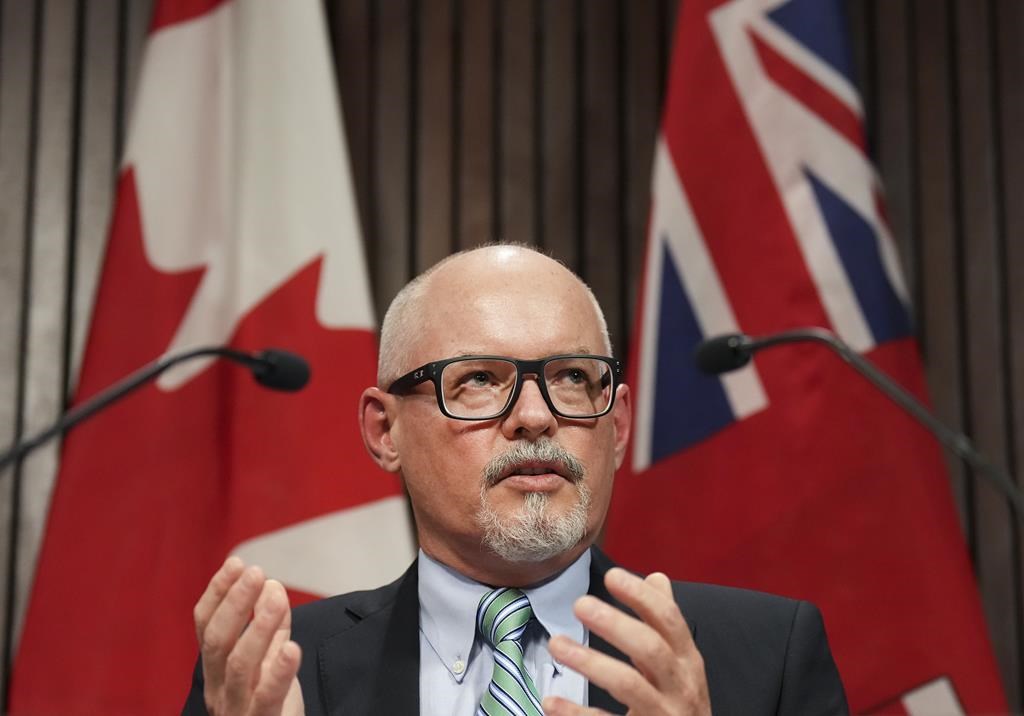 L’Ontario retire la directive de cinq jours d’isolement, mais prône le port du masque