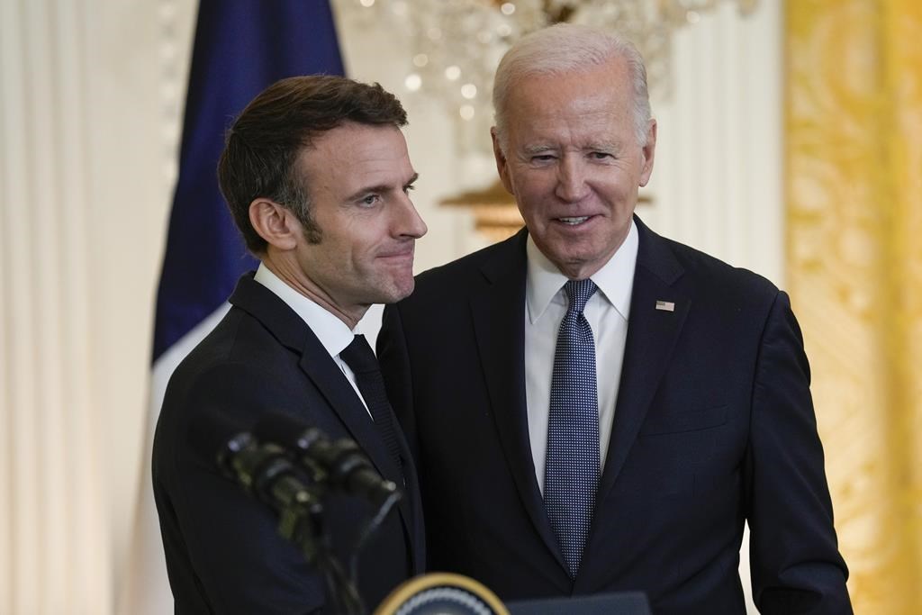 Biden reconnaît que la loi sur le climat a des lacunes après les critiques de Macron