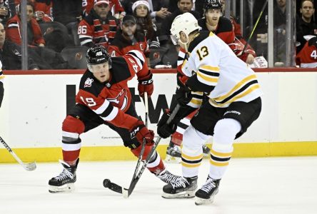 Pastrnak et Ullmark aident les Bruins à battre les Devils 4-3