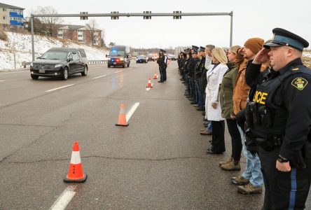 Un long cortège funèbre pour accompagner le corps du policier tué mardi en Ontario