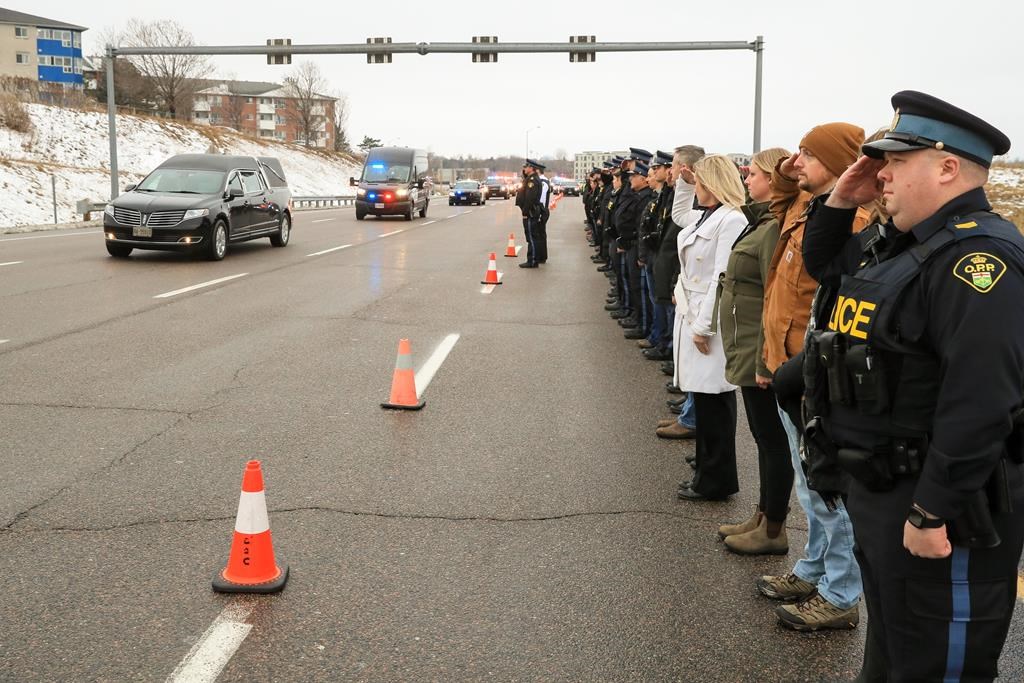 Un long cortège funèbre pour accompagner le corps du policier tué mardi en Ontario