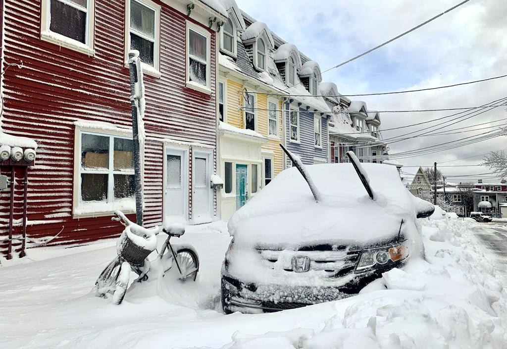 T.-N-L.: les habitants de St-John’s dans la neige jusqu’au genou dimanche