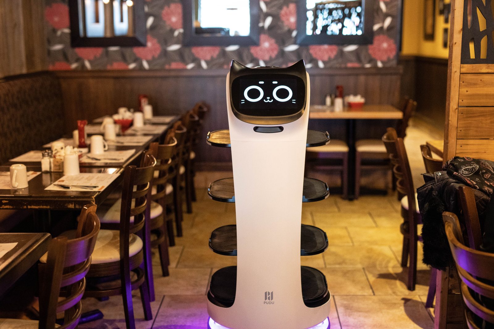 Un robot-serveur fait fureur au restaurant Le Matinée