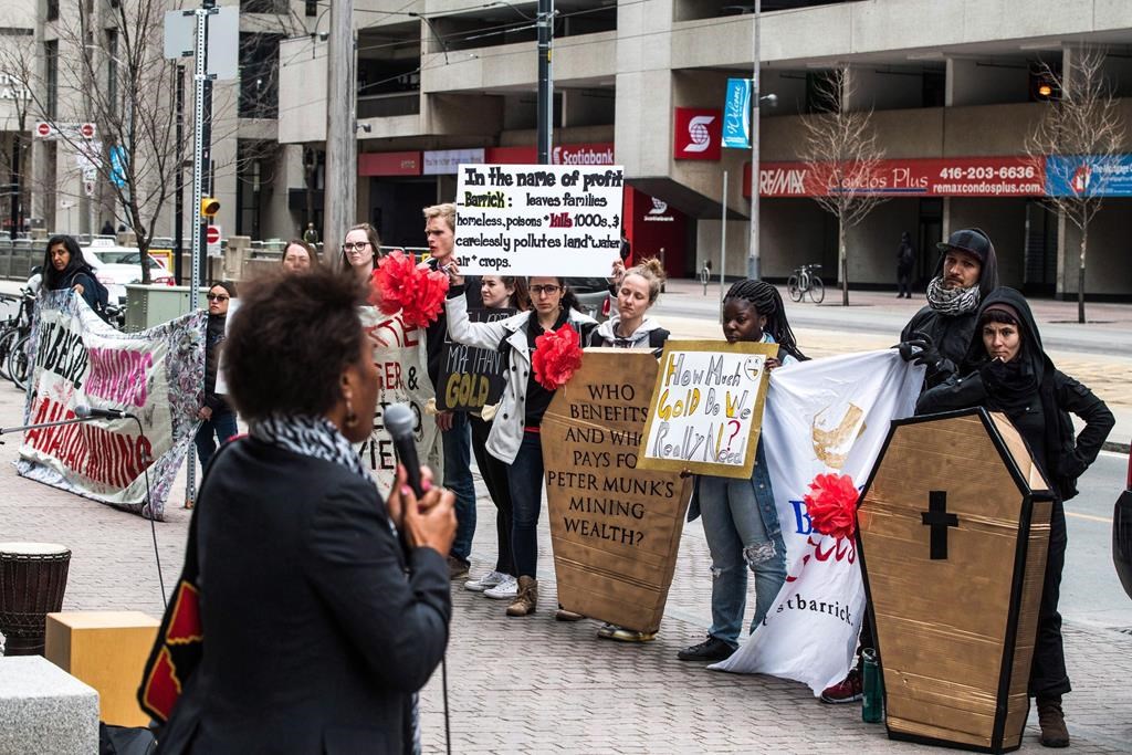 Violations des droits humains par des minières: une loi est réclamée à Ottawa