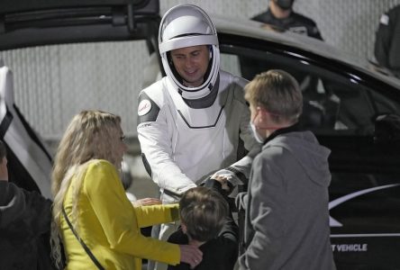 Une capsule Dragon de SpaceX transporte quatre hommes vers la station spatiale