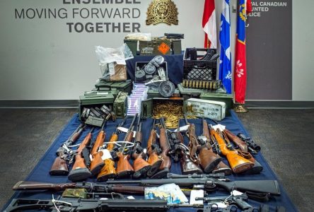 La GRC réalise une importante saisie d’armes et arrête deux trafiquants