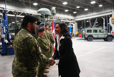 Le Canada accélérera l’achat d’armes pour appuyer les troupes canadiennes en Lettonie