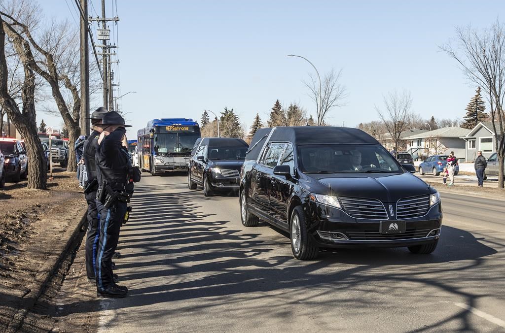 Funérailles des deux policiers tués à Edmonton lors d’une intervention