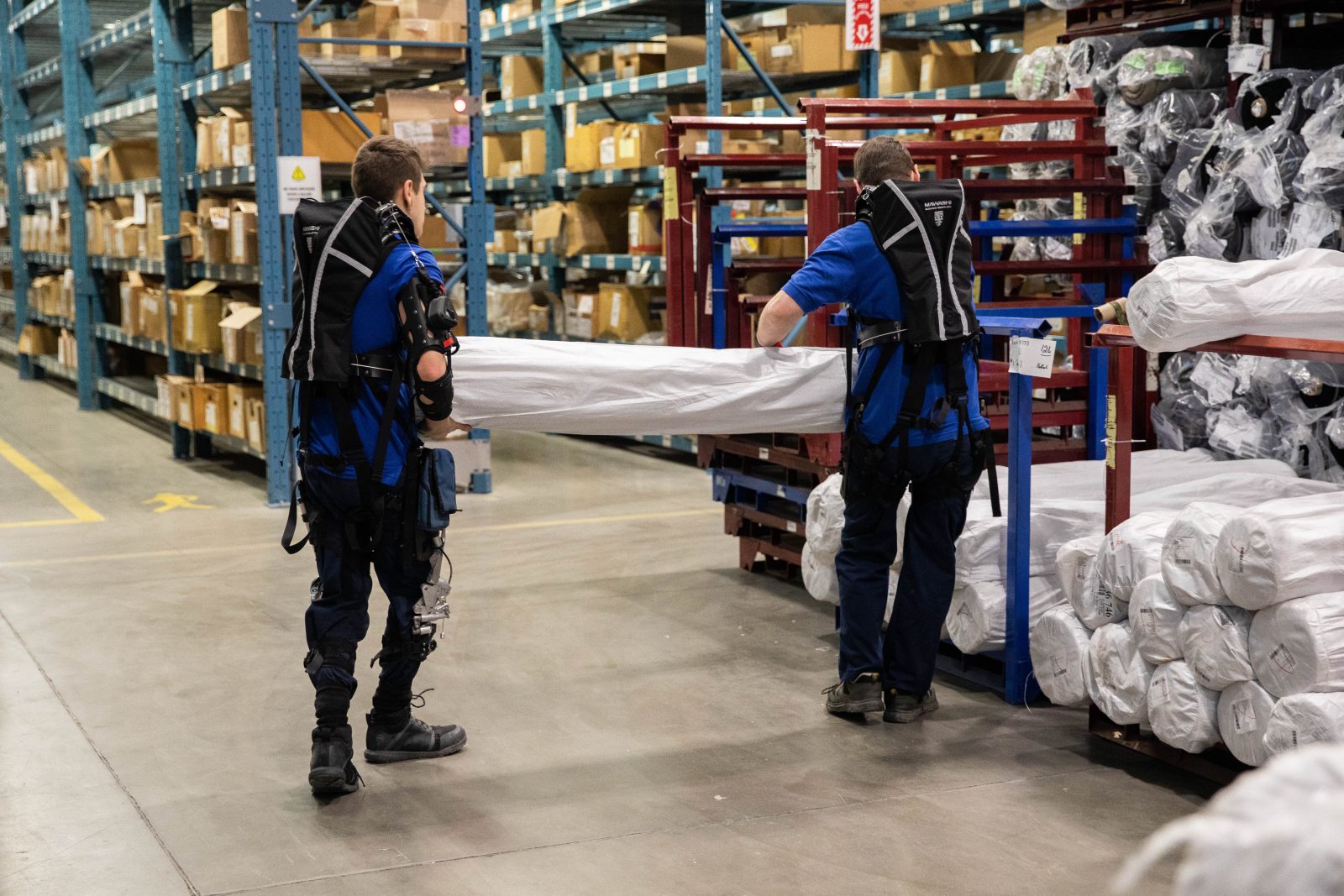 Logistik Unicorp teste ses exosquelettes dans son entrepôt