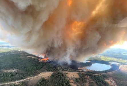 Les feux de forêt en Alberta forcent l’évacuation de plusieurs milliers de personnes