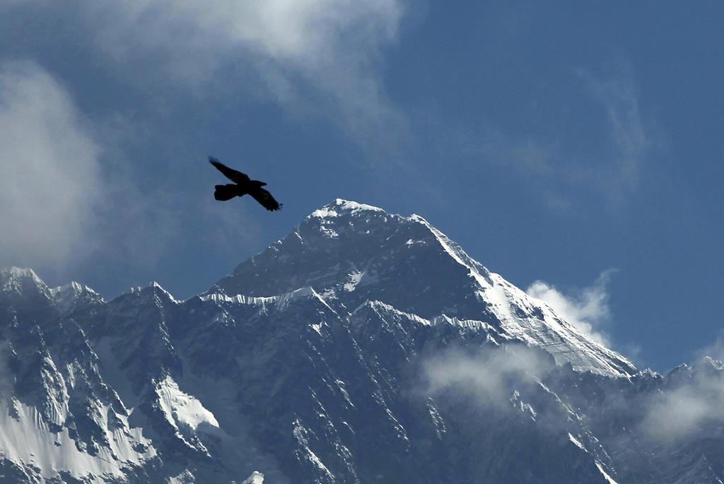 Un guide sherpa égale un record en escaladant le mont Everest pour la 26e fois
