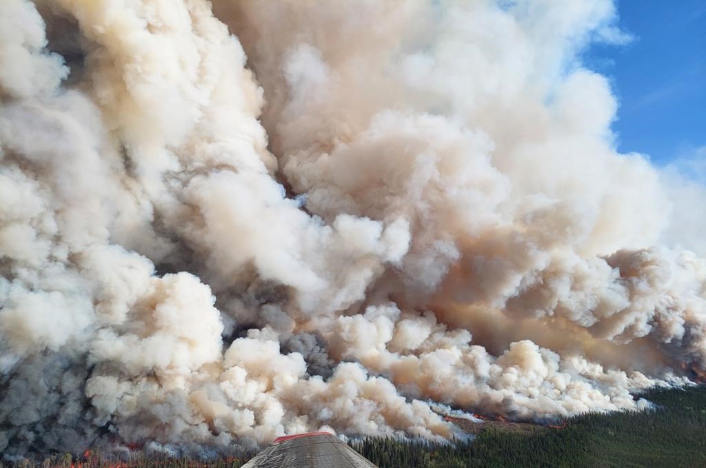Les feux de forêt se poursuivent en C.-B., un district donne un ordre d’évacuation