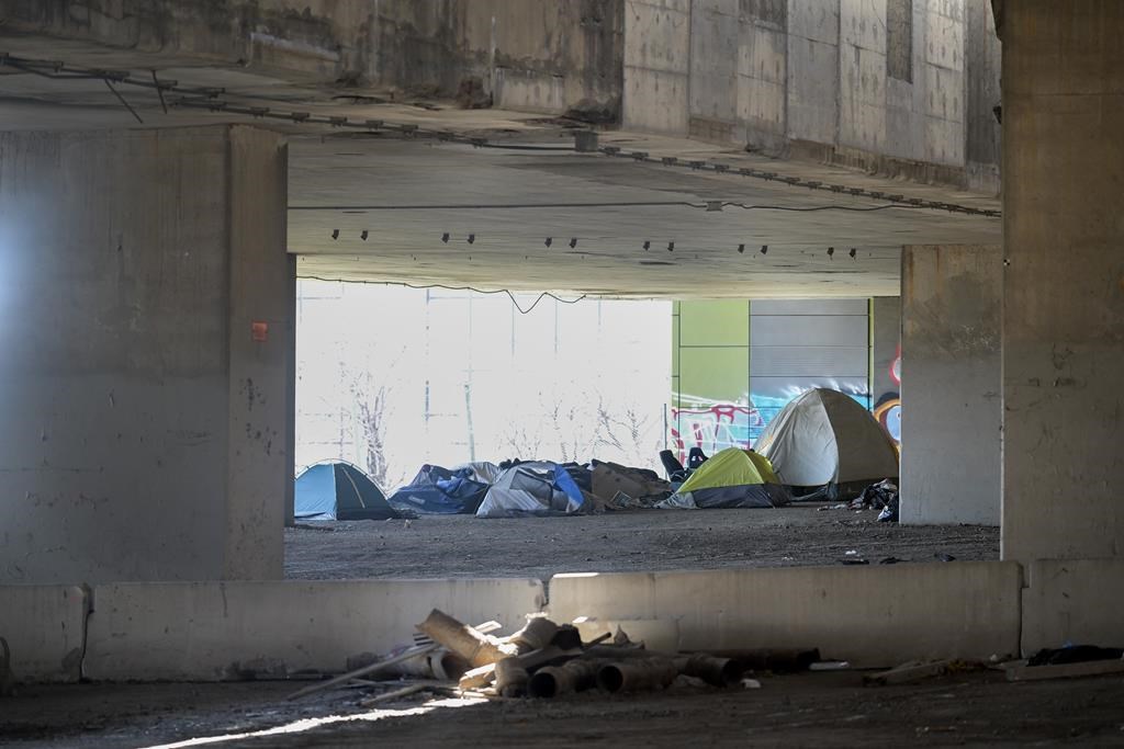 Le campement sous l’autoroute Ville-Marie pourra être démantelé d’ici le 15 juin
