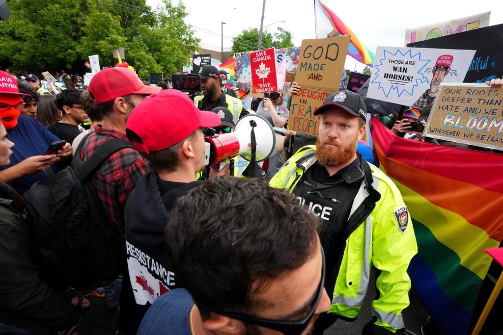 Ottawa: des manifestants s’affrontent sur les droits des LGBTQ