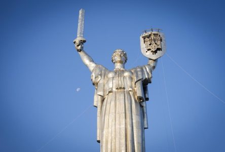L’Ukraine se débarrasse des armoiries soviétiques sur un imposant monument à Kyiv