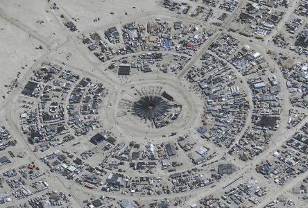 Bloqués par la boue, des festivaliers de Burning Man ont commencé à quitter le site