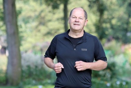 Le chancelier Olaf Scholz tombe en faisant son jogging et se blesse au visage