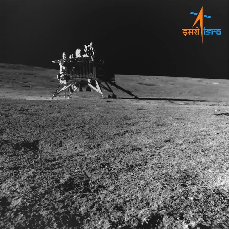 Des scientifiques analysent les données de l’astromobile lunaire indien