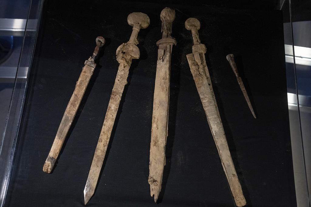 Quatre épées romaines presque intactes sont retrouvées en Israël