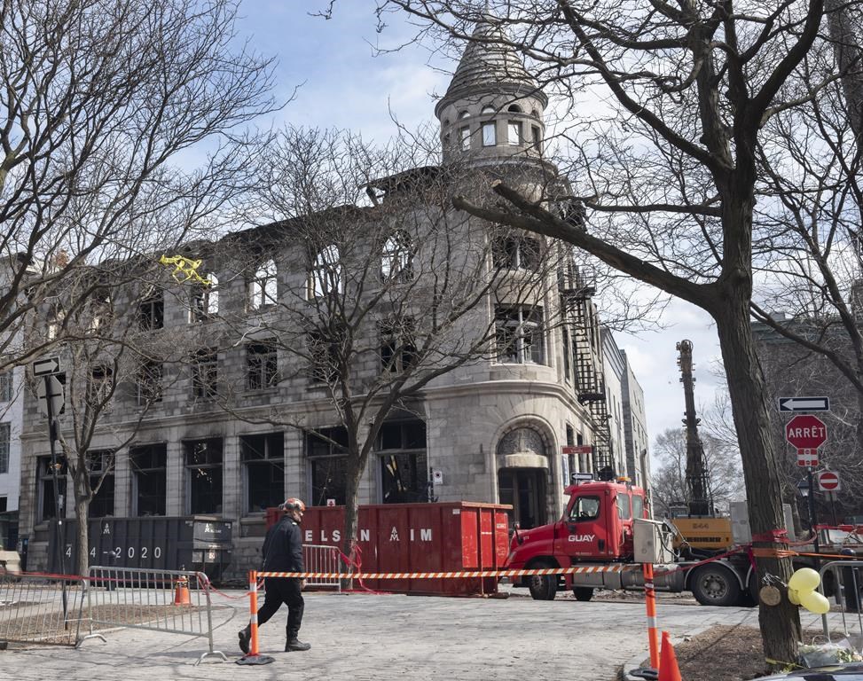 Le propriétaire de l’immeuble incendié dans le Vieux-Montréal poursuit la Ville