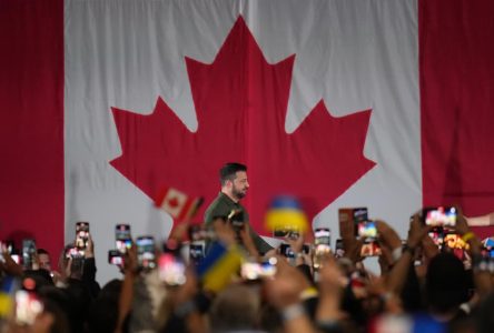 Zelensky, accompagné de Trudeau, salue une grande foule de partisans à Toronto