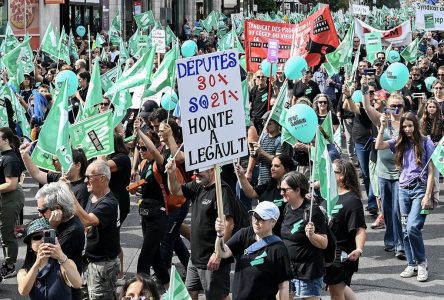 Le front commun intersyndical du secteur public manifeste à Montréal