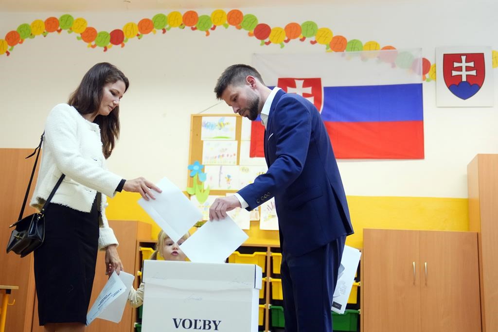 Un ex-premier ministre pro-russe remporte les élections législatives en Slovaquie