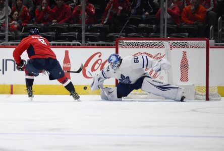Joseph Woll brille et les Maple Leafs défont les Capitals 4-1