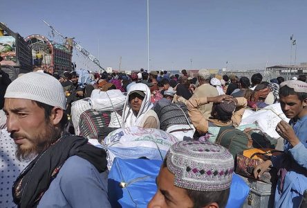Les Afghans se ruent en masse pour quitter le Pakistan avant la date limite