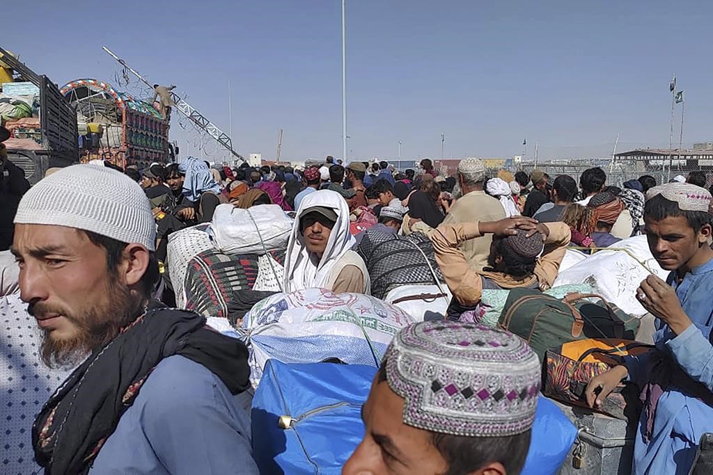 Les Afghans se ruent en masse pour quitter le Pakistan avant la date limite