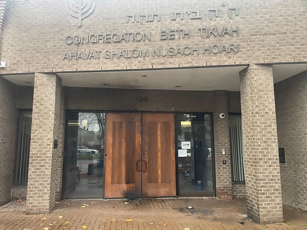 Le SPVM enquête sur deux engins incendiaires lancés sur des établissements juifs